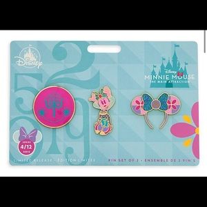 Minnie Mouse Main Attraction Small World Pin Set